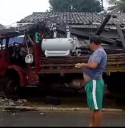 Caminhão colide em poste no bairro Mangazala Porto Calvo