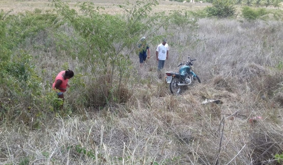 [Vídeo] Motociclista perde controle e cai em ribanceira