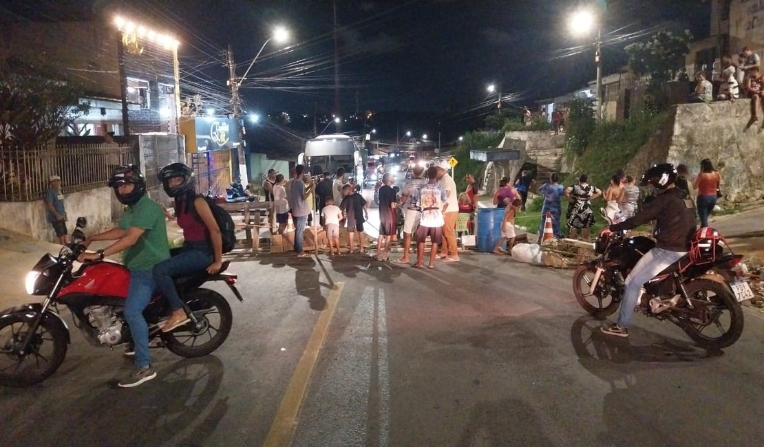 Moradores do Bebedouro bloqueiam Ladeira Benedito Silva em protesto contra a falta de água