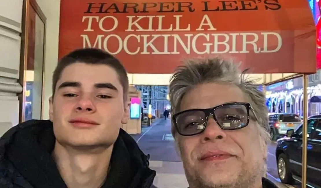 Filho de Fábio Assunção surpreende namorada com pedido de casamento em parque