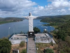 Casal é preso acusado de roubar uma farmácia em Pão de Açúcar