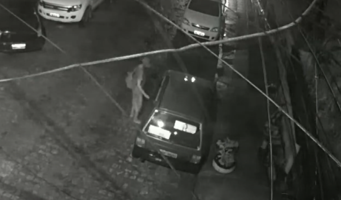 Câmera de segurança flagra homem roubando carro no bairro do Poço