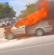 [Vídeo] Gestante é socorrida após carro pega fogo na Durval de Góes Monteiro, em Maceió