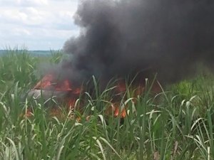 [Vídeo] Veículo pega fogo após capotar  em Campo Alegre