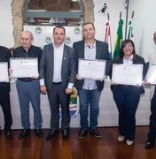 Câmara Municipal entrega comendas a conselheiros tutelares de Maceió