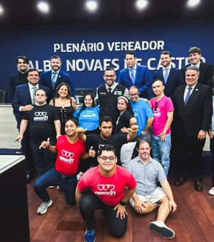 Integrantes do Amor 21 participam de sessão no plenário da Câmara de Maceió