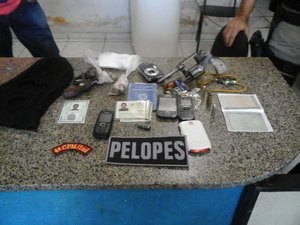 Policia prende duas pessoas, aprende drogas e armas em  Viçosa