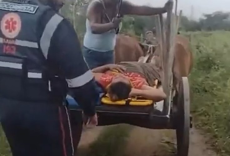 Com estradas precárias, equipe do Samu usa carro de boi para fazer socorro de mulher em Inhapi