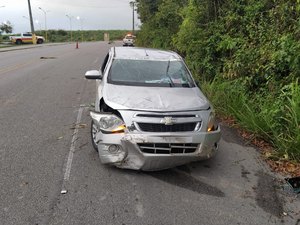 Motorista perde o controle da direção e colide veículo contra barreira e capota na AL-105