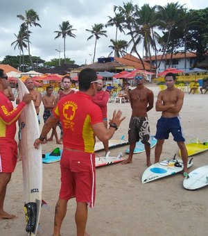 Resgate: Corpo de Bombeiros promove minicurso para surfistas na Praia do Francês