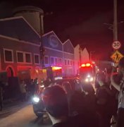 [Vídeo] Princípio de incêndio em casa de show assusta pessoas no bairro Jaraguá, em Maceió