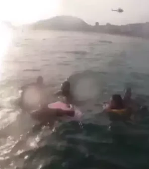 [Vídeo] Turistas são arrastados por correnteza no litoral de SP