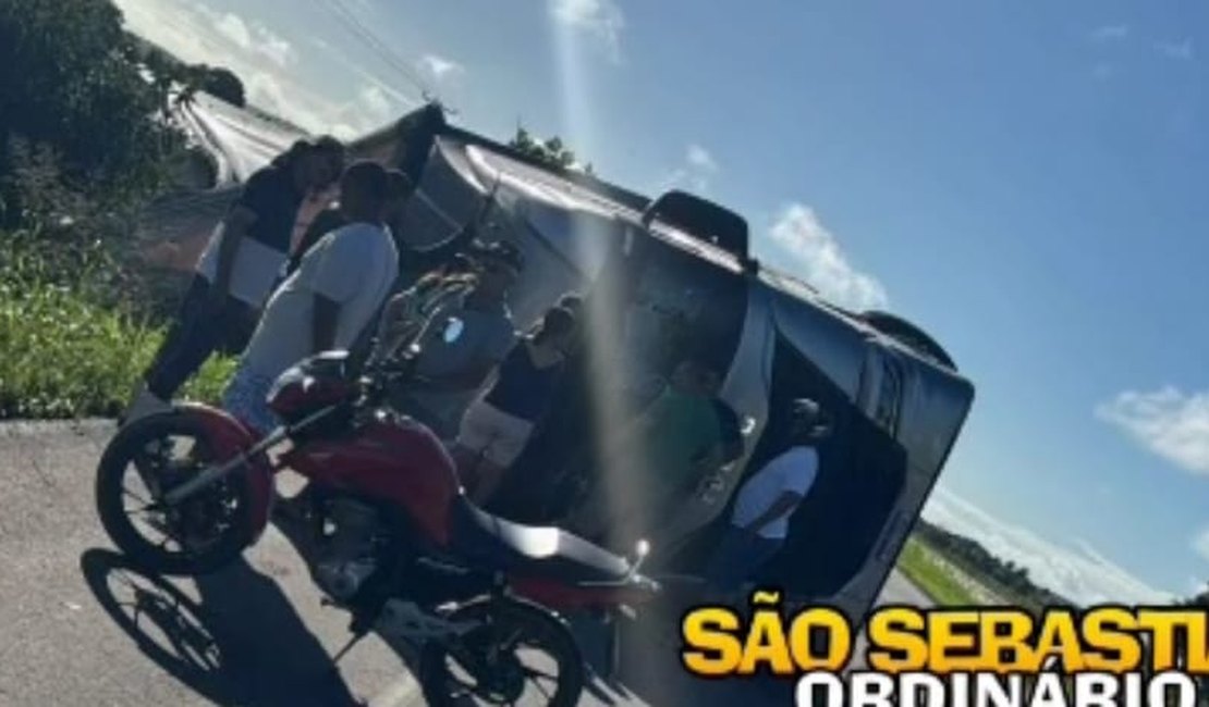 Carreta tomba e deixa motorista ferido na BR-101, em São Sebastião