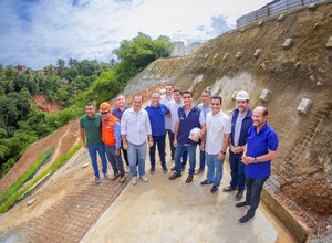 Prefeito JHC visita obras em encosta e diz que prioridade é a segurança dos moradores