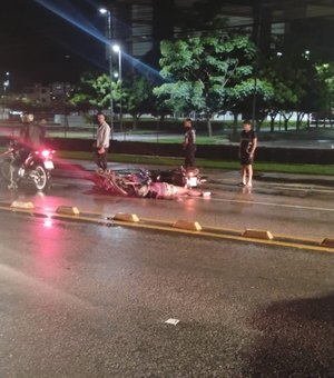 Motociclista tem fratura exposta no pé após sofrer acidente no bairro Serraria, em Maceió