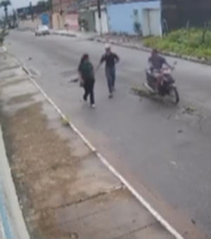 [Vídeo] Mulher é atacada por criminosos de moto, joga bolsa e evita assalto no Jardim Esperança