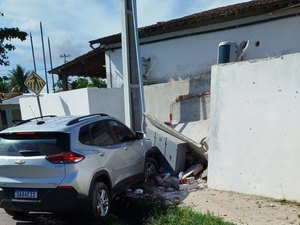 Carro colide contra muro de escola; condutora estaria embriagada, segundo testemunhas