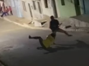 Homem tenta golpear irmão com foice e é contido por vizinhos em São Brás
