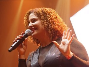Dona Flô desabafa no palco durante São João de Arapiraca após ser interrompida por banda Magníficos