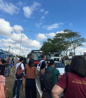 Carro atinge lateral de ônibus ao tentar desviar de motocicleta em Maceió