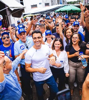 JHC percorre feira de Penedo, recebe apoio de comerciantes e defende modelo de gestão para Alagoas