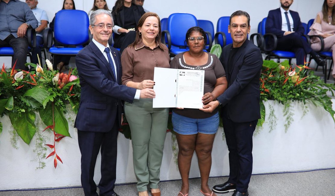 Famílias de São Sebastião são beneficiadas com títulos de propriedade de imóveis
