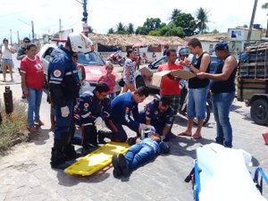 Colisão entre carro e motocicleta deixa motoboy ferido em Arapiraca