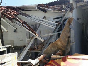 Motorista de ônibus escolar invade prédio comercial