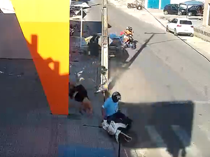 Carro elétrico desgovernado colide contra motos, caminhão e árvore em Penedo