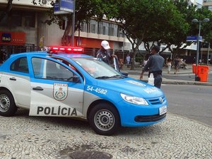 Oficial da PM é espancado por não pagar programa com travestis no Rio