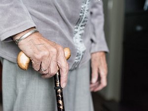 Aumentam os riscos de acidentes domésticos com idosos durante a pandemia