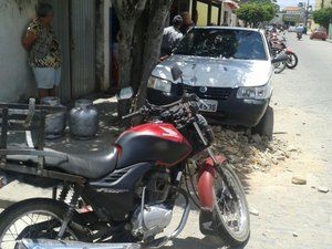 Motorista embriagado invade contramão e colide em moto