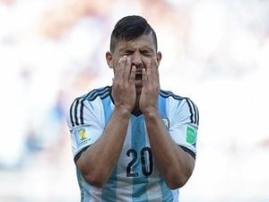 Médico da Argentina confirma lesão de Agüero, mas atacante não será cortado