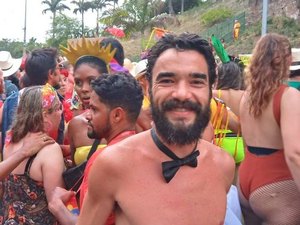 Caio Blat abaixa a sunga e mostra bumbum durante Carnaval de Olinda