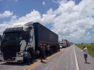 Trabalhadores da Usina Sinimbu interditam trecho da BR-101