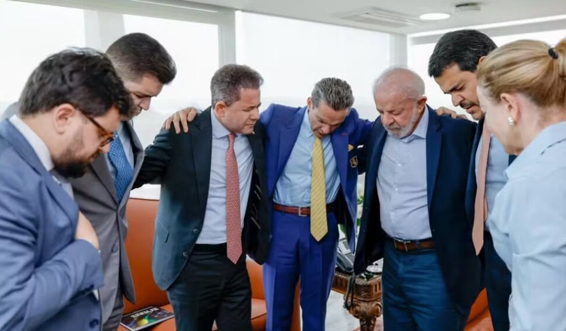 Ao lado de Messias, Lula recebe deputado e bispos evangélicos no Planalto