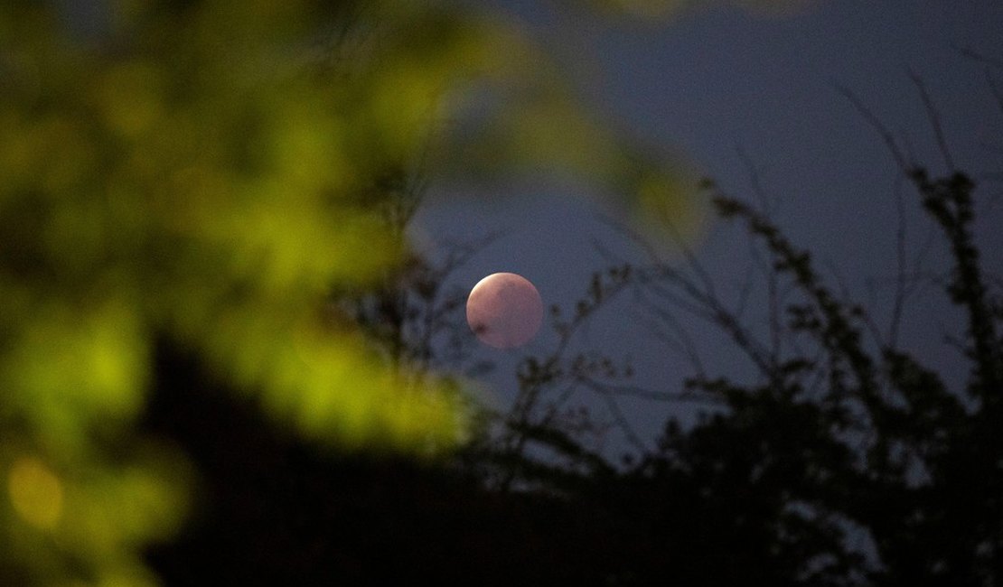 Veja fotos do eclipse lunar mais longo dos últimos 580 anos pelo mundo