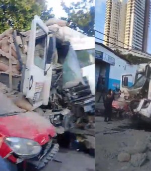 Caminhão perde os freios e provoca acidente com três veículos em Maceió