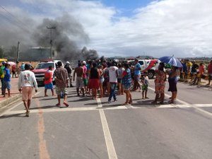 Moradores interditam rodovia após acidente e reivindicam passarela 