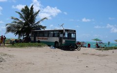 Ônibus-bar fica na Praia de Antunes, em Maragogi