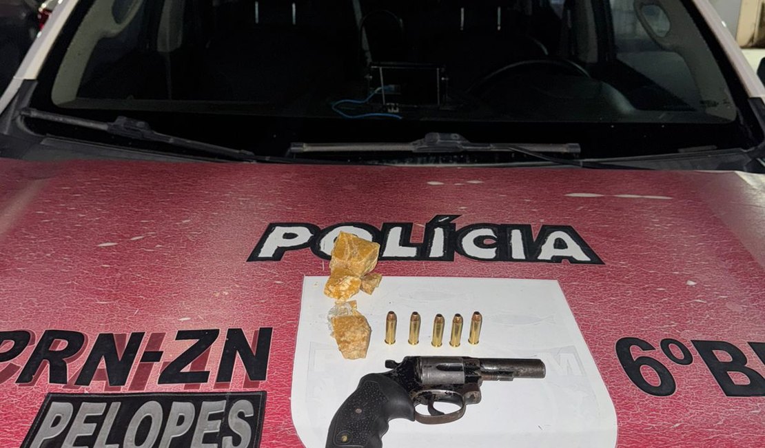 Dupla é presa com crack e revólver durante ação policial em Matriz de Camaragibe