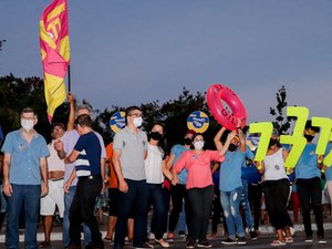 Gilvania Barros e Marcos Sena realizam adesivaço no Bosque das Arapiracas