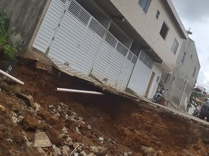 Imóvel com risco de desabamento é desocupado em Água Branca