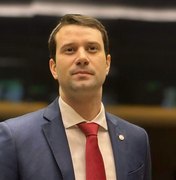 Deputado Daniel Barbosa lança livro com reflexões sobre desenvolvimento e justiça social