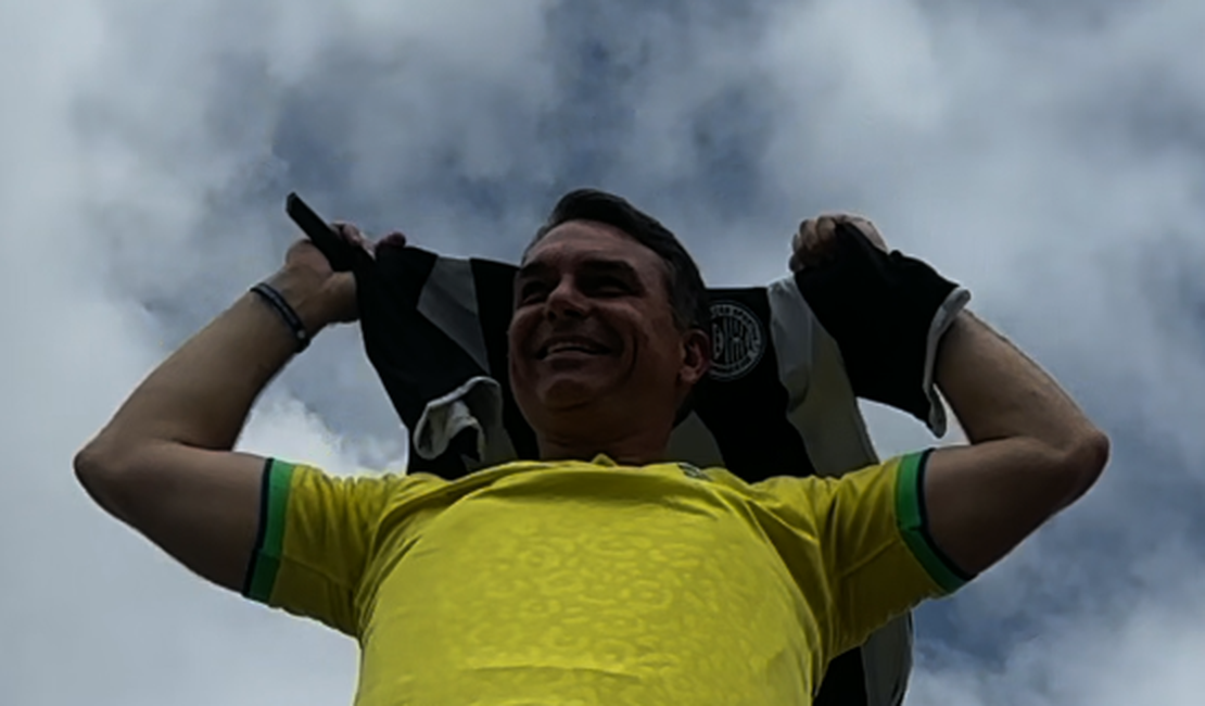 Flávio levanta camisa do ASA ao som do hino durante passagem por Arapiraca