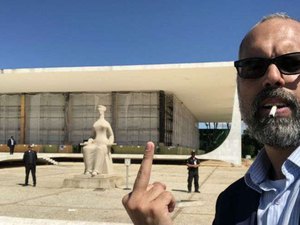 Em live, blogueiro Allan dos Santos diz que deixou o Brasil