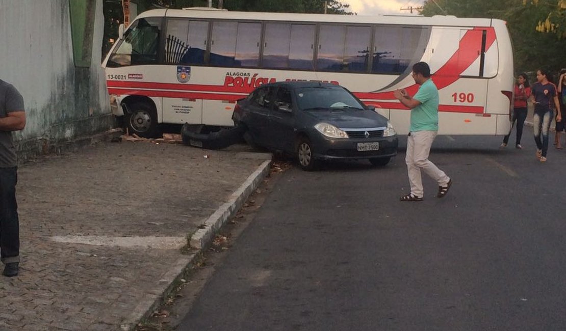 Ônibus da PM derruba muro de hospital e colide em carros
