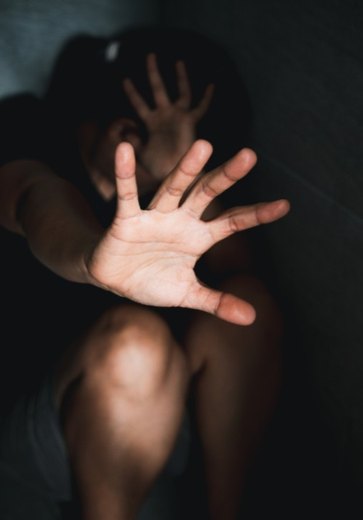 Mãe é presa por agredir filha que não quis tomar banho; menina vai para UPA vomitando sangue