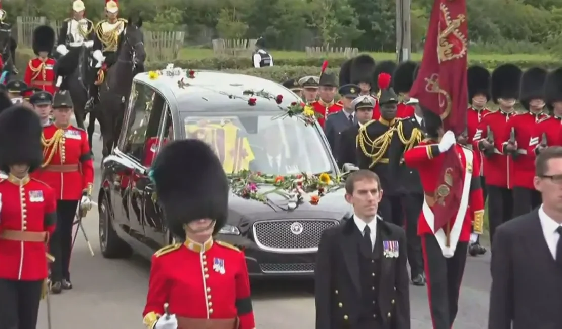 Caixão da rainha Elizabeth II chega a Windsor