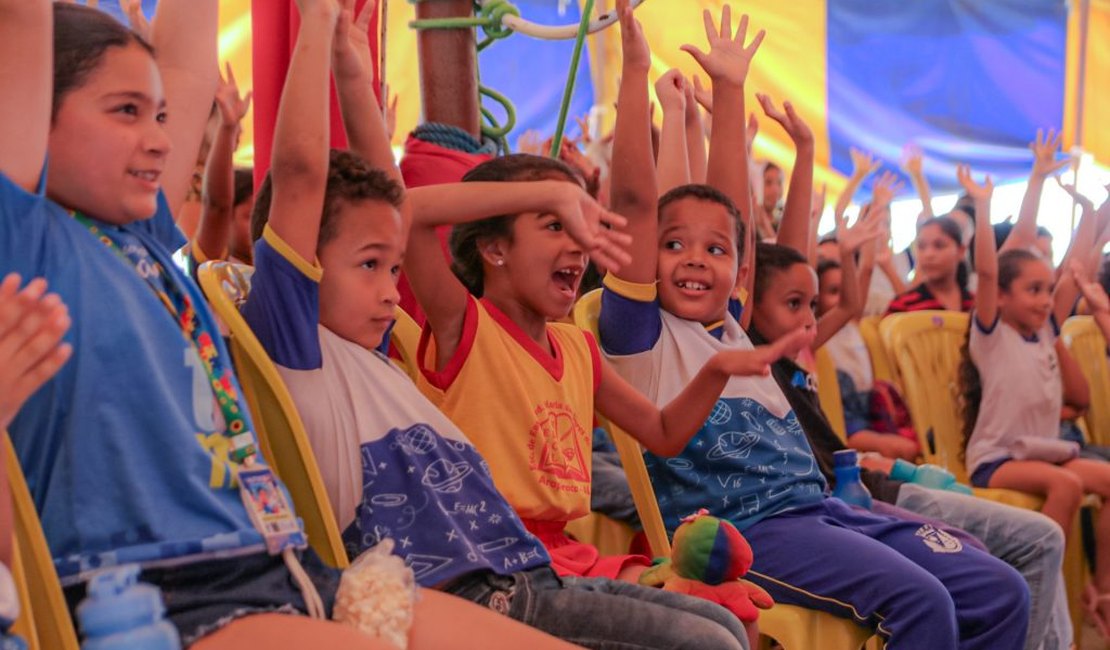 Espetáculo circense leva noções de empreendedorismo a estudantes de Arapiraca